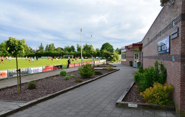 Afbeelding van het veld en buitenkant van de kantine van voetbal vereniging Chaam