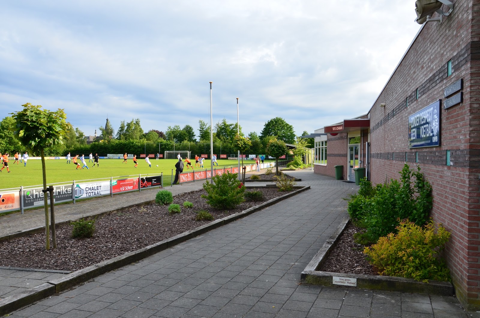 Afbeelding van het veld en buitenkant van de kantine van voetbal vereniging Chaam
