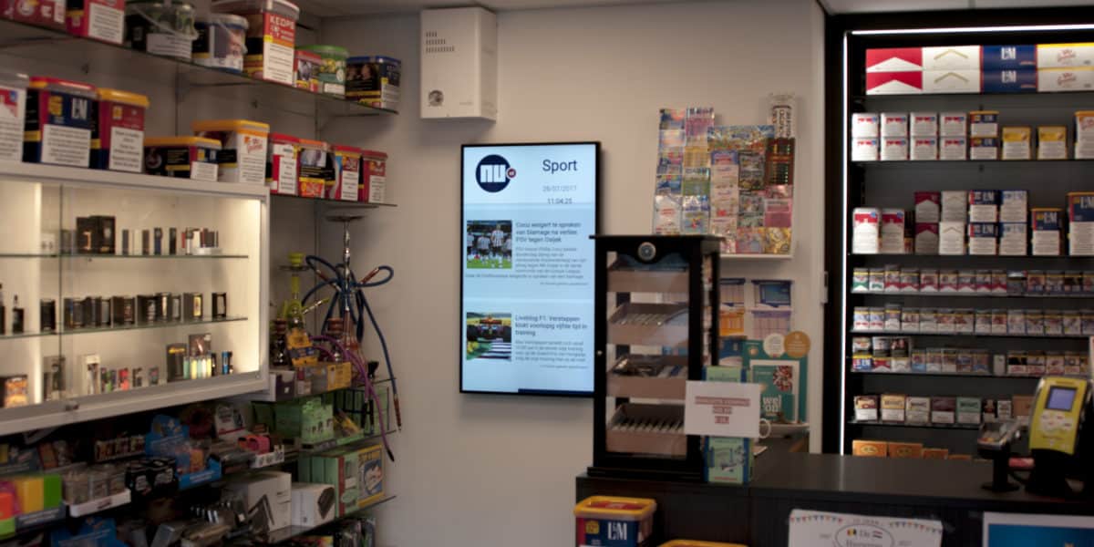 Narrowcasting scherm in de winkel van Krijnen Rookwaren in Baarle Hertog