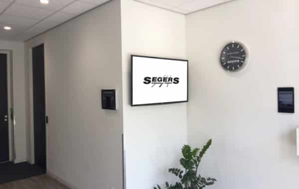 Narrowcasting beeldscherm in kantoor voor Segers