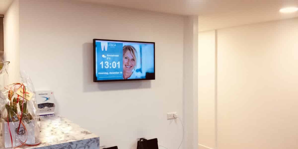 Narrowcasting scherm voor tandartsenparktijk Arnout & Hobbelink