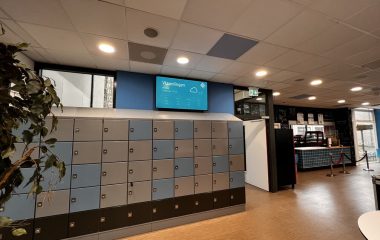 Narrowcasting schermen bij de kluisjes van St. Jozef mavo