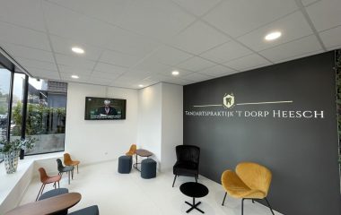 Wachtkamer met narrowcasting scherm