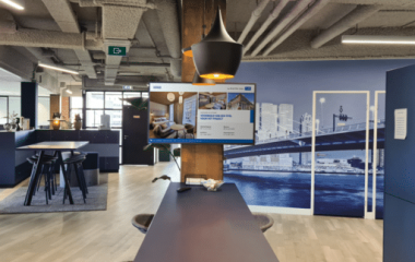 Narrowcasting scherm aan een muur