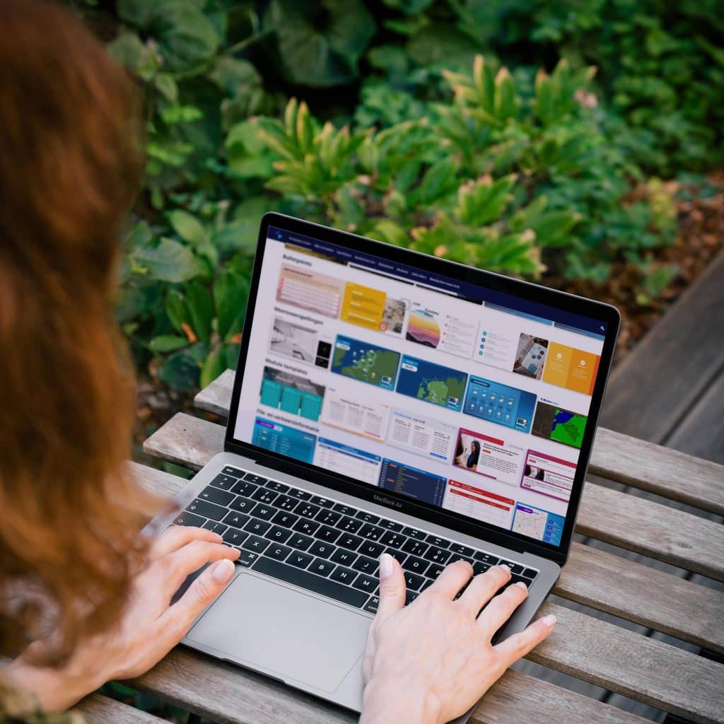 Narrowcasting software op laptop