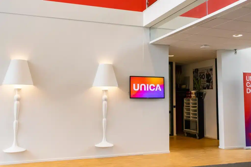 Narrowcasting scherm op een Unica kantoorlocatie