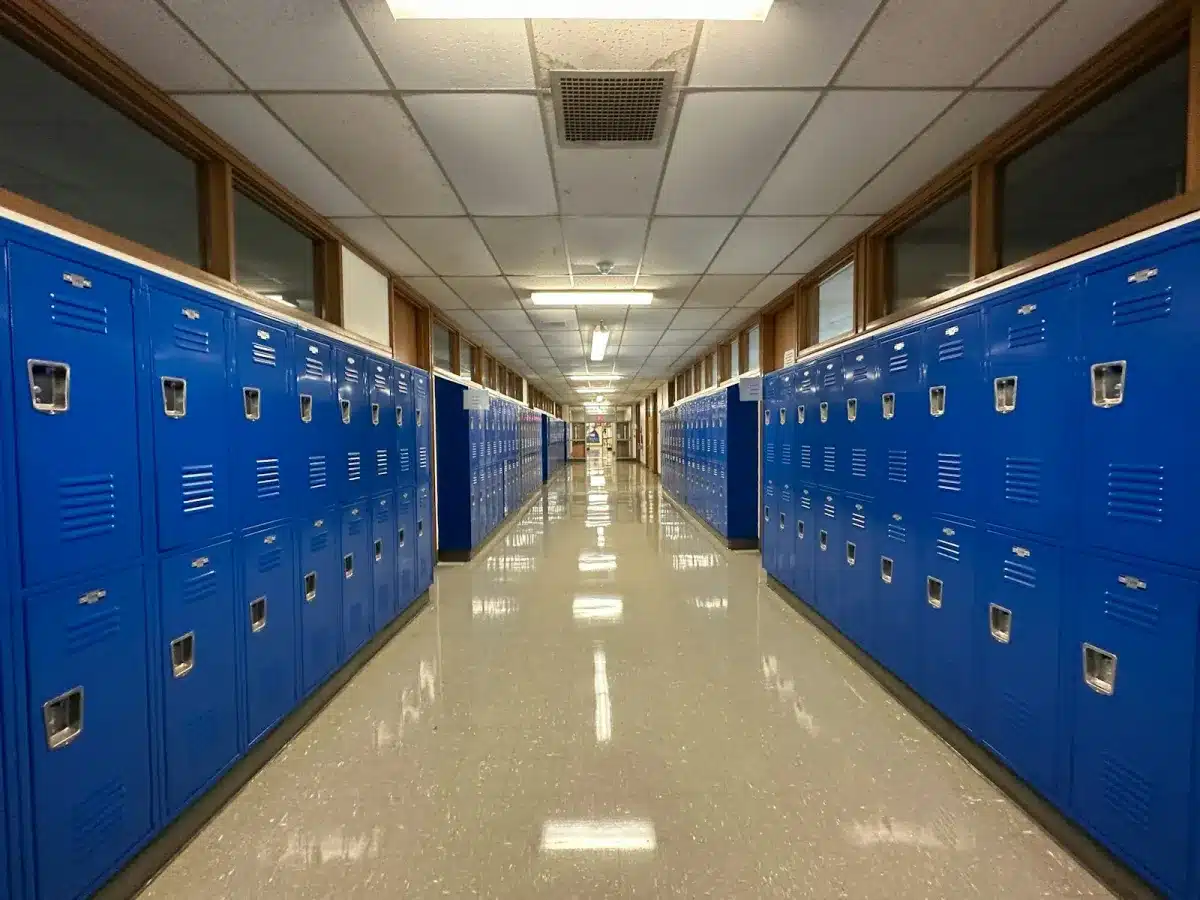 Schoolgang met kluisjes Roosterkiosk voor scholen in de schoolgang bij de kluisjes